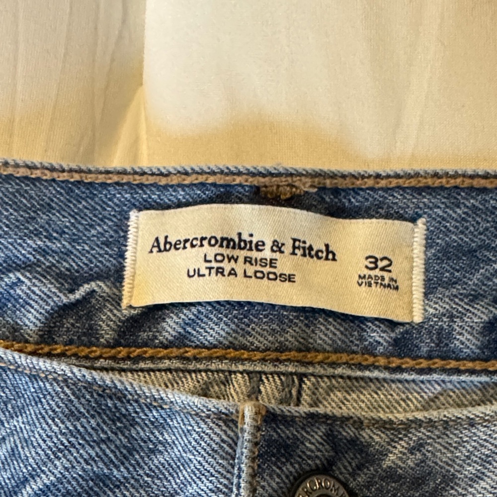 Abercrombie & Fitch Relaxed Fit Women’s Light Blue Denim Jeans - Picture 2 of 5